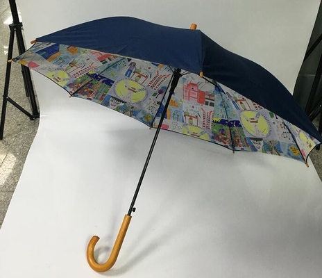 Automatycznie otwierany drewniany parasol z metalowym trzonkiem, składający się z dwóch warstw