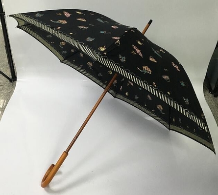 Automatycznie otwierany drewniany parasol z metalowym trzonkiem, składający się z dwóch warstw