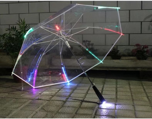 Przejrzysty parasol z LED, z żebrami z włókna szklanego i aluminiowym wałkiem.