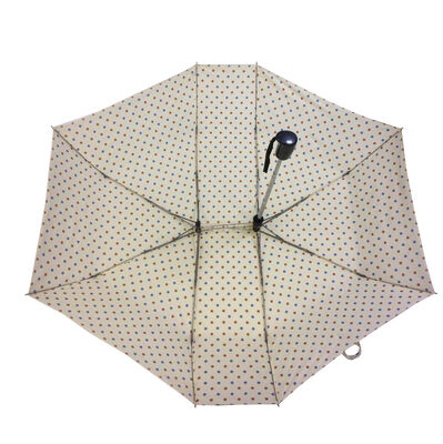 Składany parasol, którym mogą korzystać dwie osoby