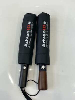 Tradycyjny drewniany parasol, zaprojektowany dla maksymalnej trwałości i stylowego wyglądu, odpowiedni do biznesu i wypoczynku.