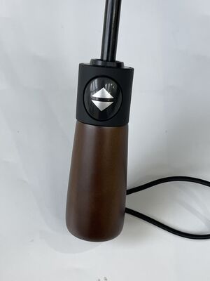 Tradycyjny drewniany parasol, zaprojektowany dla maksymalnej trwałości i stylowego wyglądu, odpowiedni do biznesu i wypoczynku.