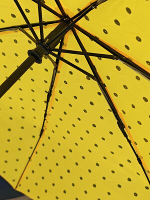 Parasol podróżny automatyczny o średnicy 105 cm z rączką pokrytą gumą i długością po złożeniu 26 cm dla łatwego przenoszenia