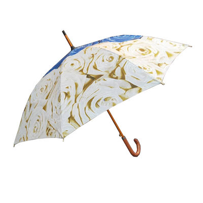 Wiatroszczelny prosty parasol z drewnianą rączką w kształcie litery J.